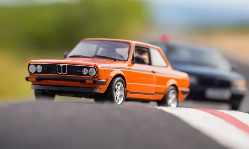 El papel pintado advierte sobre multas y conducción responsable