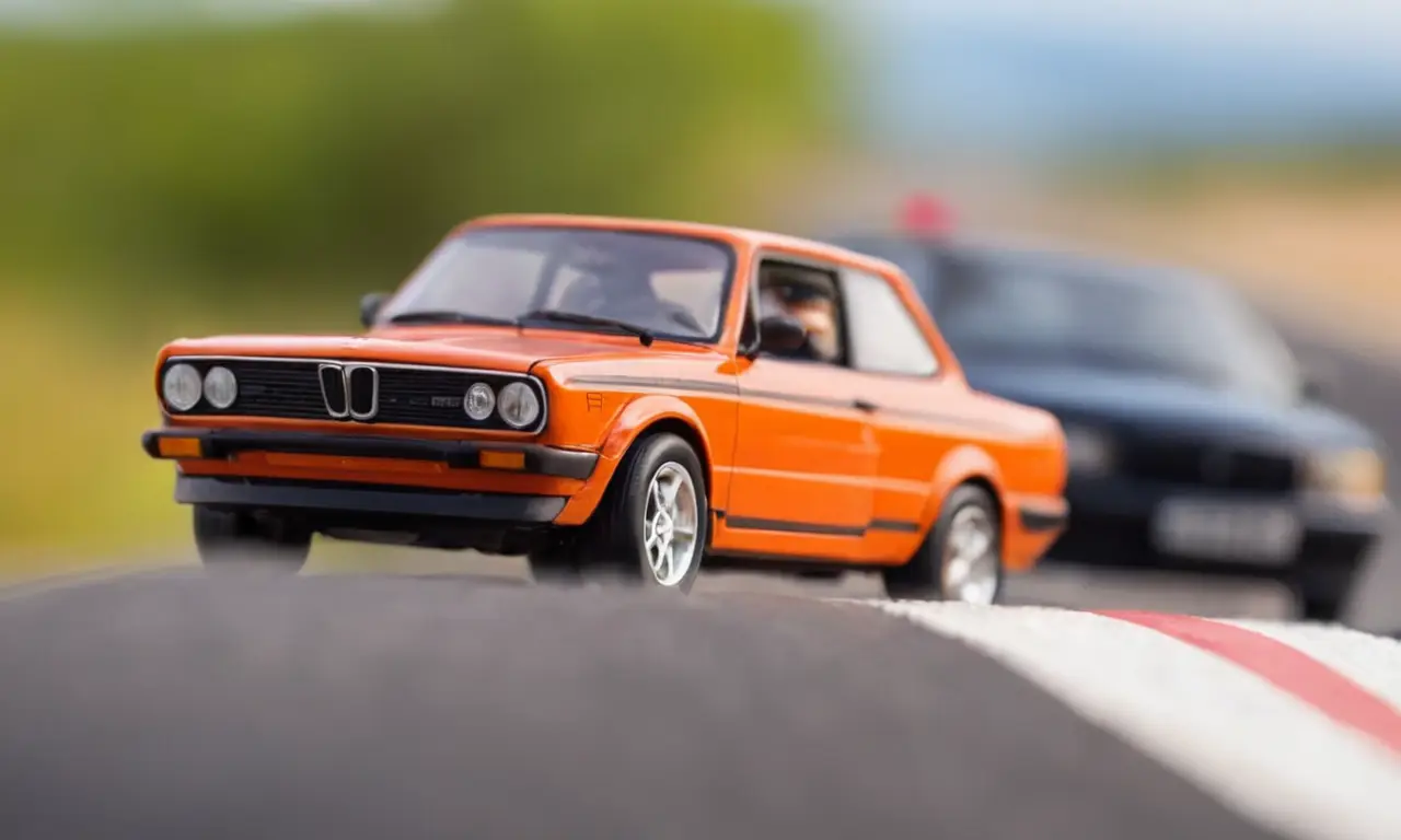 El papel pintado advierte sobre multas y conducción responsable